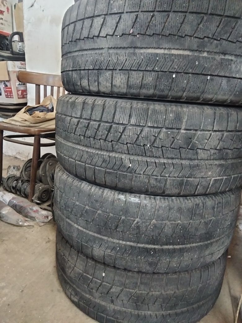 Продам диски r17 с зимней резиной бриджстоун.