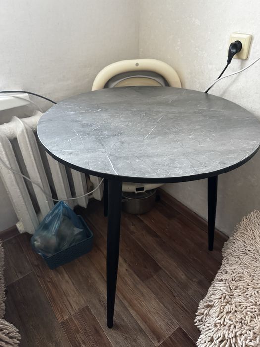 Продам стол обеденный