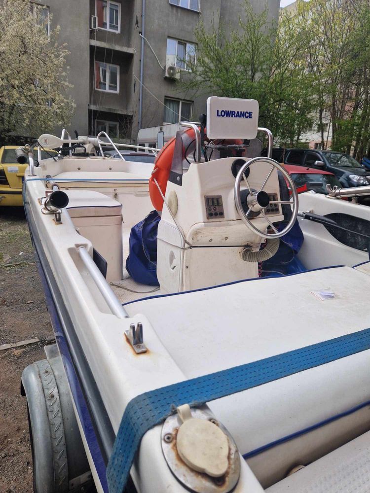 Лодка с конзола Yerliyurt 460B с колесар