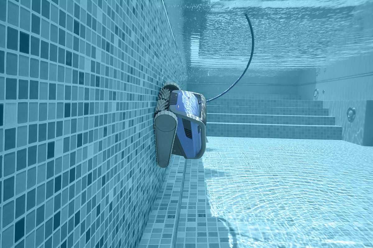 Robot curatare piscina Maytronics Dolphin M600