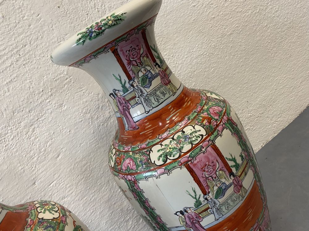 Огромни китайски вази с маркировка