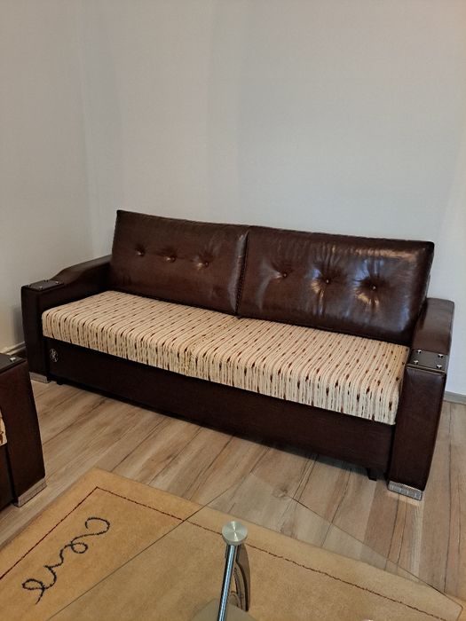 De vânzare set compus din  canapea extensibila, 2 fotolii și o măsuță