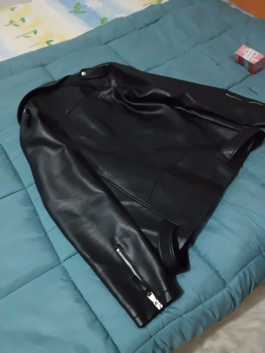 Vând haina damă neagră.