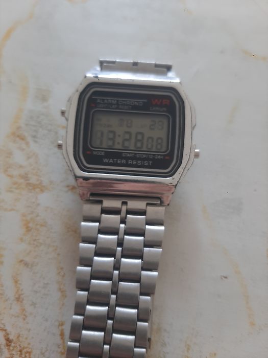 Часы  с секундомером и фонариком