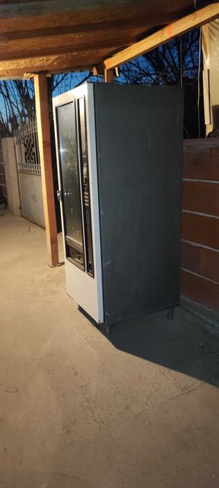 Вендинг машина за пакетирани стоки и безалкохолно