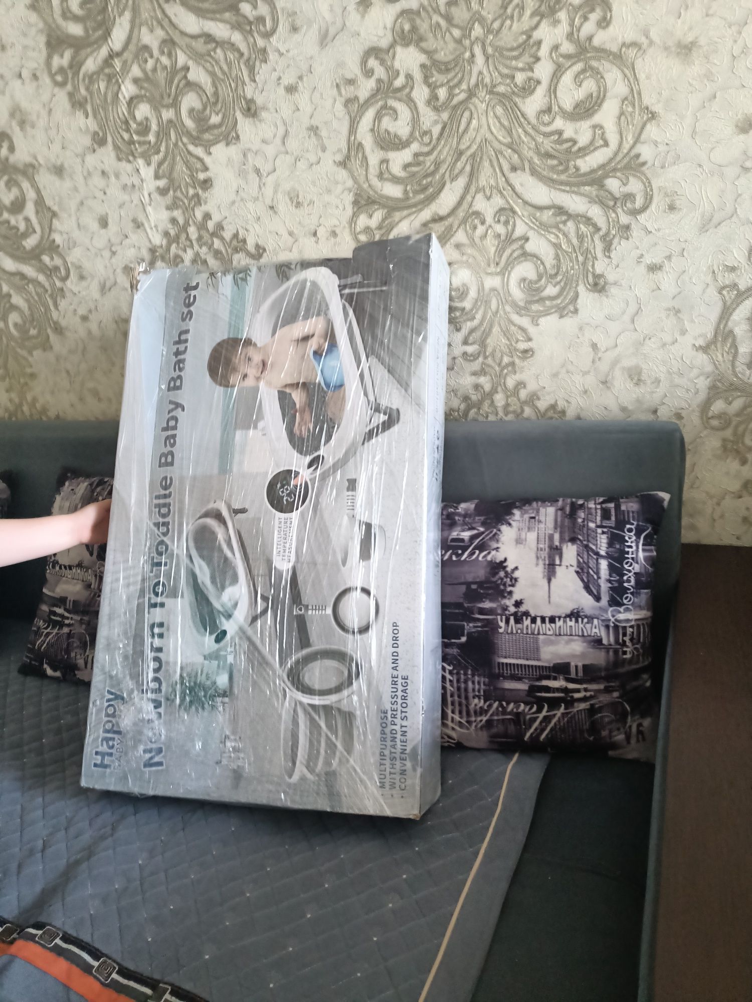 Продам детскую ванночку в наборе с коробкой .
