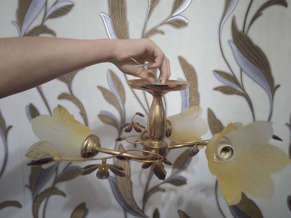 Продам люстру,подходит для квартир с низкими потолками не дорого