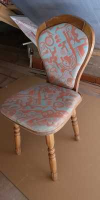 Vând scaune de bucătărie din lemn masiv, tapițate.