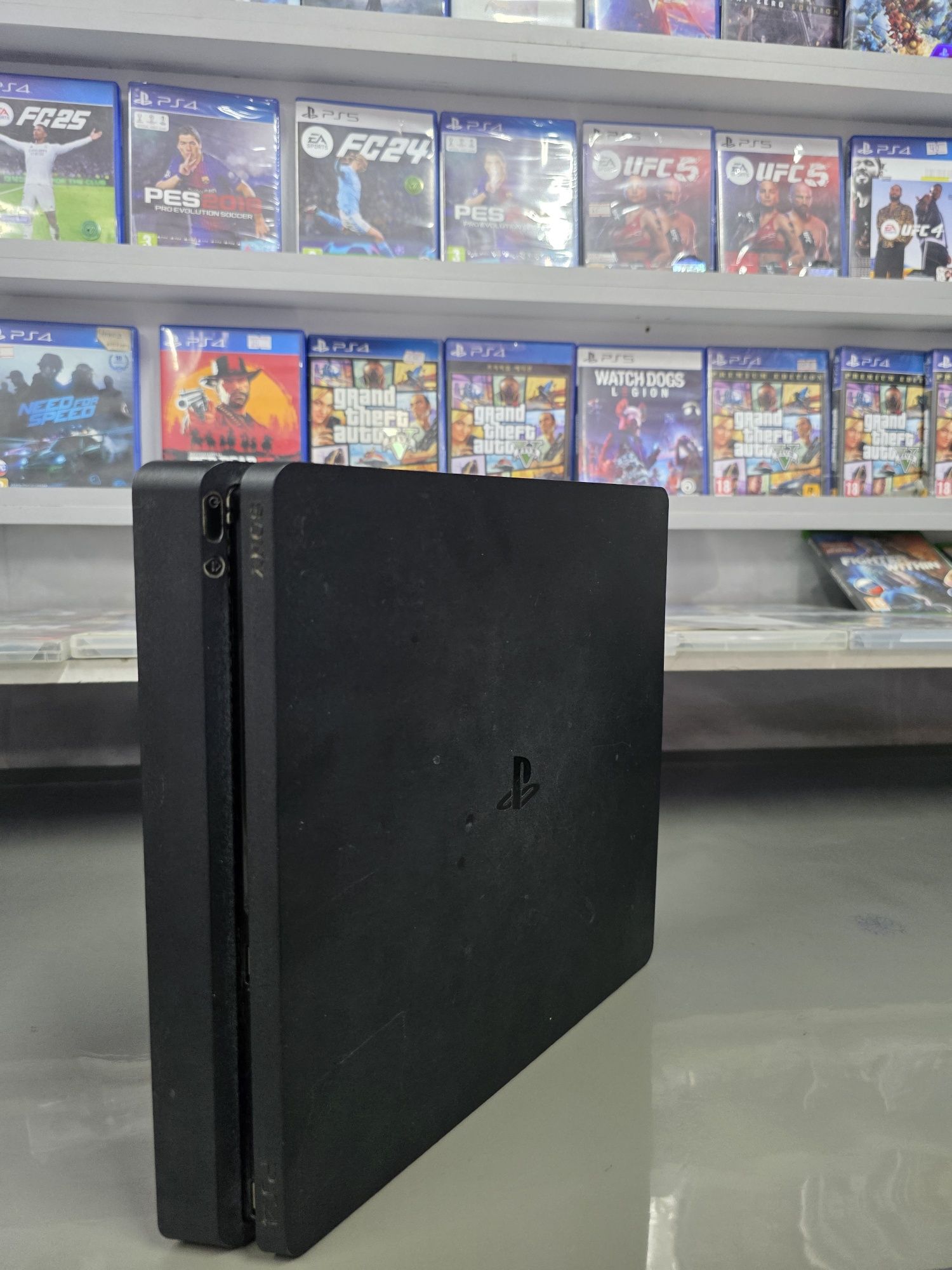 Продается игровой консол Sony Playstation 4 slim 672