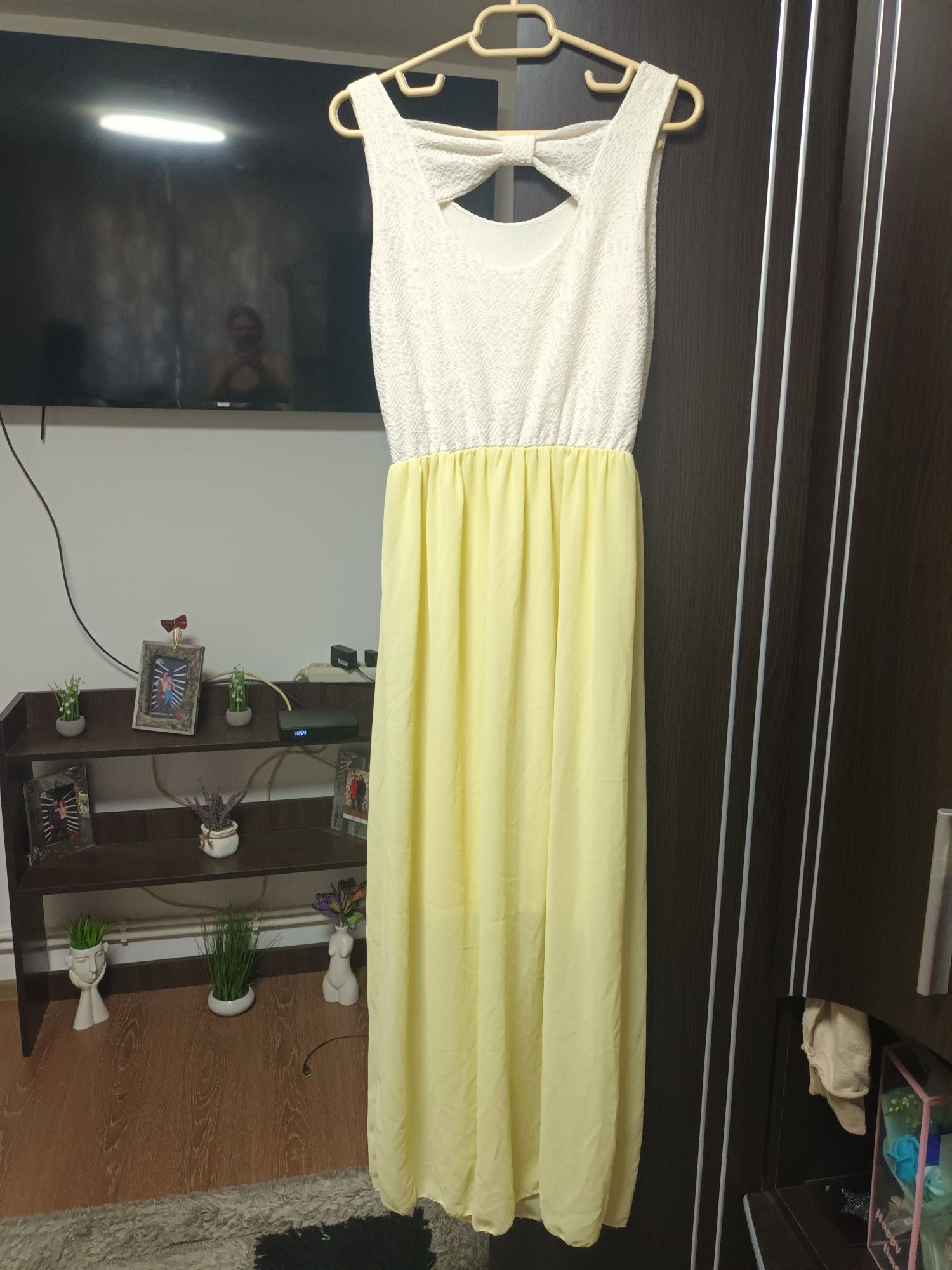 Vand rochi elegante pentru evenimente speciale