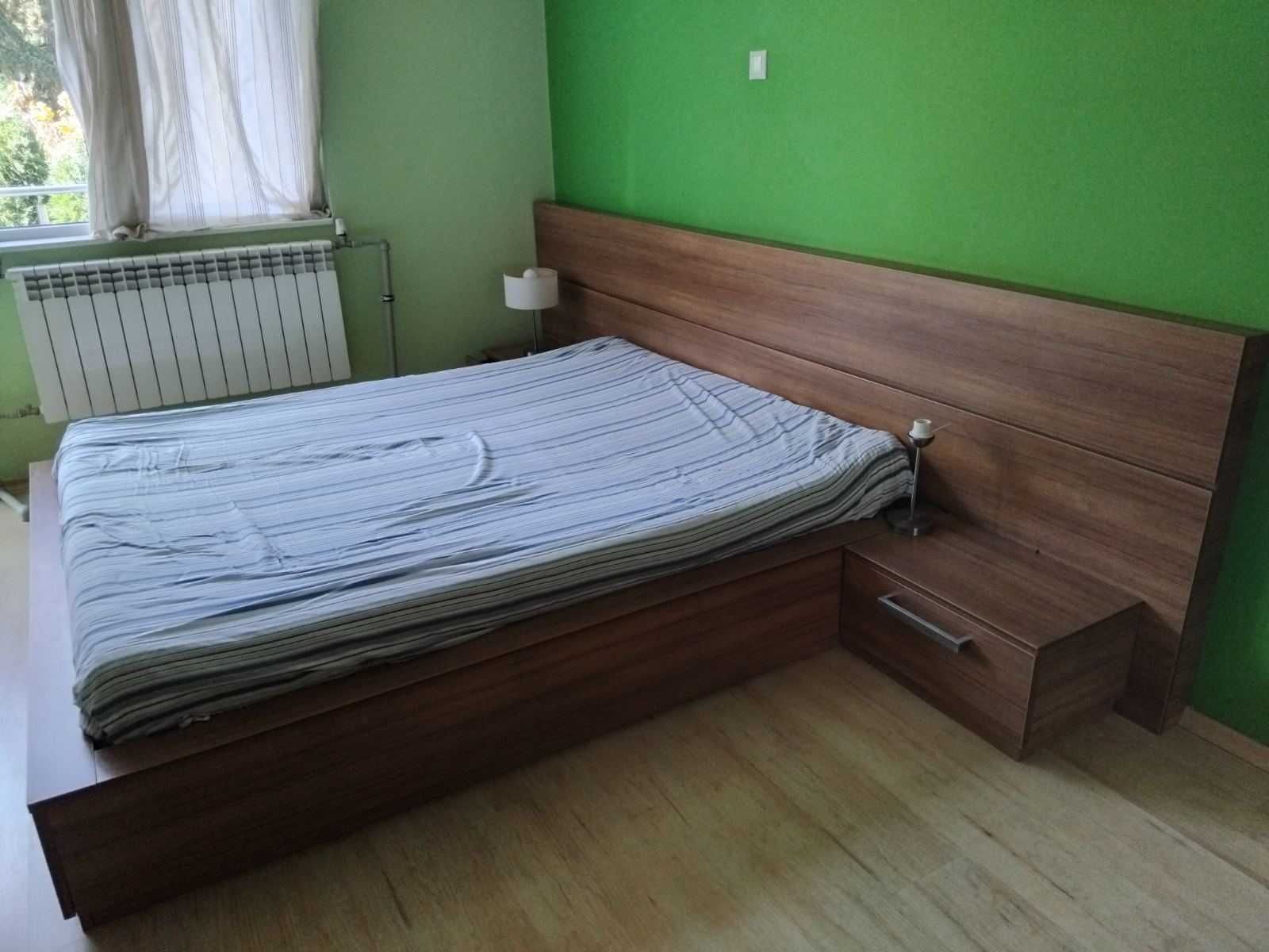 Спалня с повдигащ механизъм и нощни шкафчета