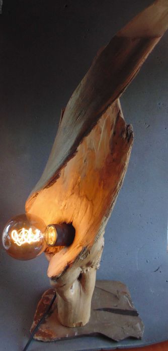 Скулптурна лампа от масивно планинско дърво