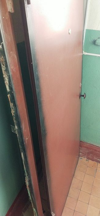 Продам металлическую дверь