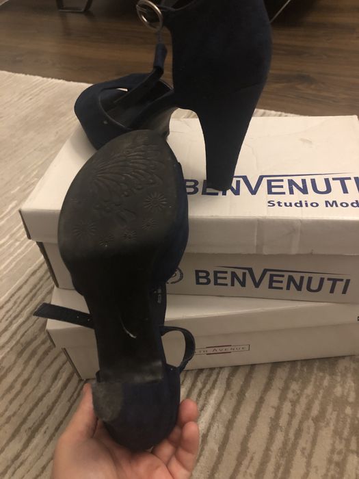 Sandale bleumarin din Deichmann