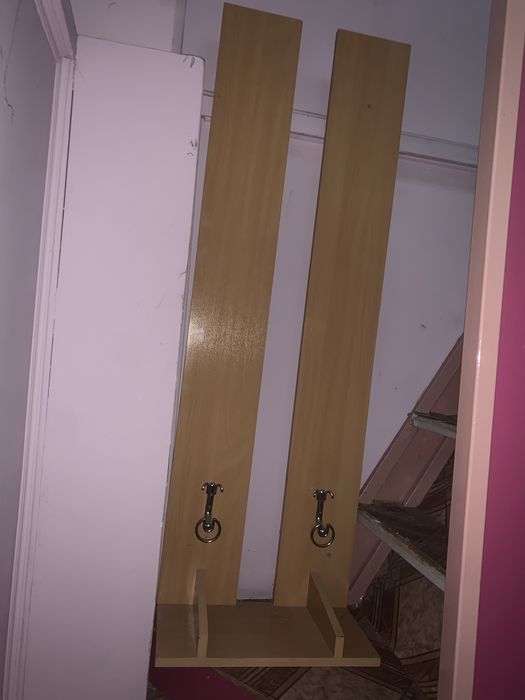 Vand set dulap, comoda si oglinda, rafturi, cuier si 2 scaune bar