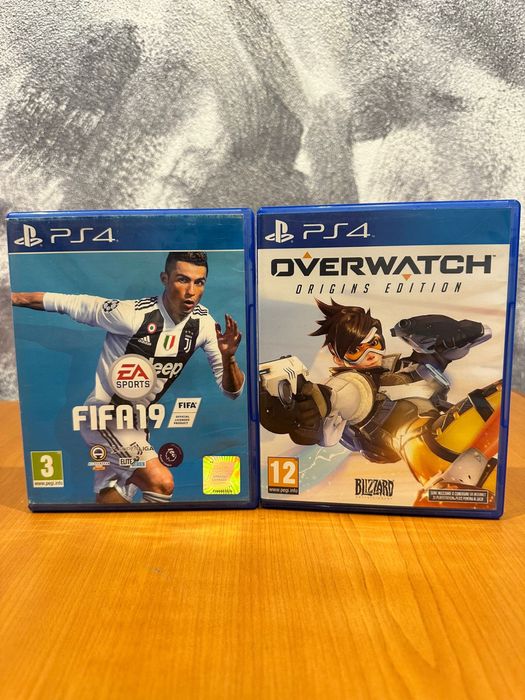 PlayStation 4, 2 Controllere, 2 Jocuri si Toate Cablurile Necesare