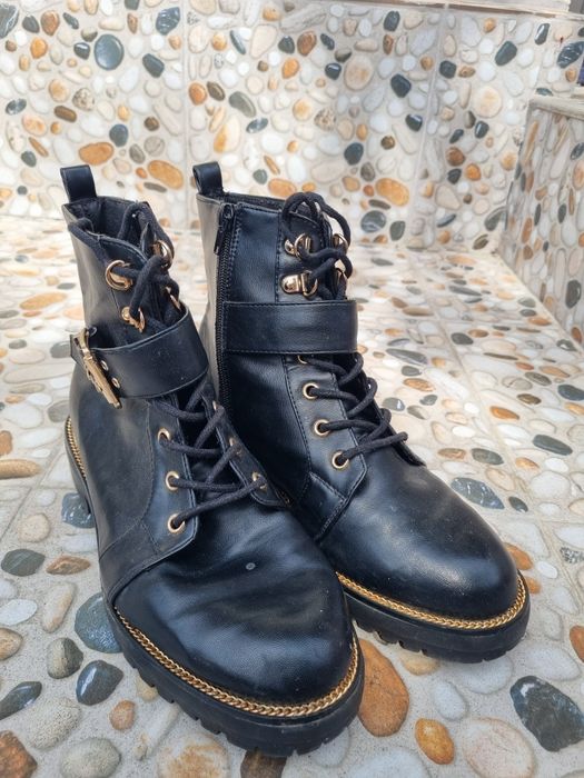 Vând ghete în stare bună