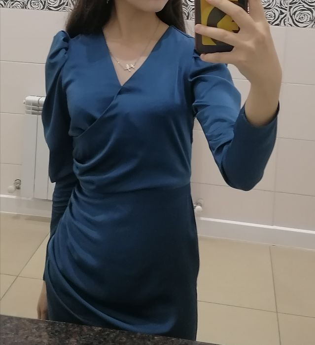 Синее атласное платье