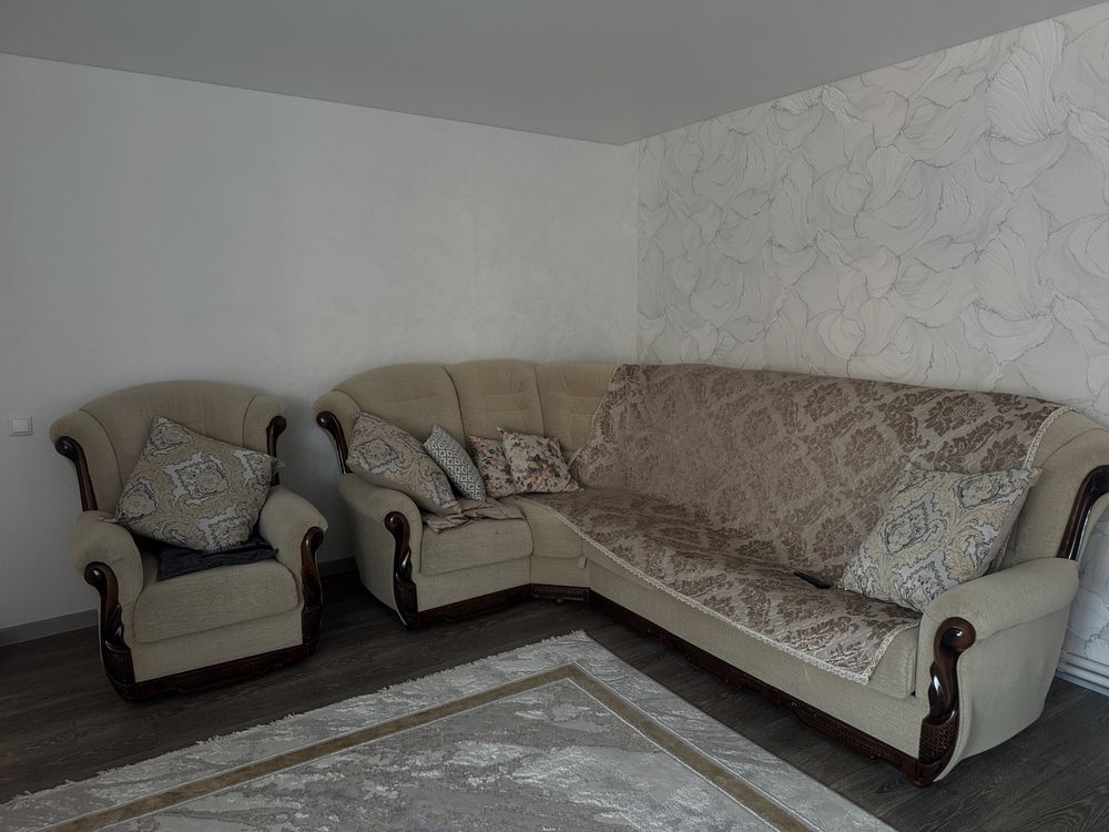 Продам диван с креслом из дерева