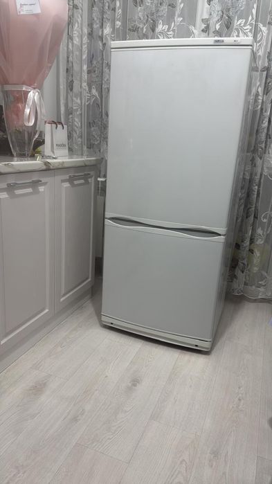 Холодилтник атлант в хорошем состояний рабочий