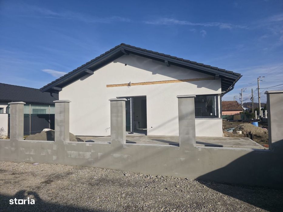 2 case tip parter, 4 camere, 2 bai, 5 arii teren, la cheie + gard