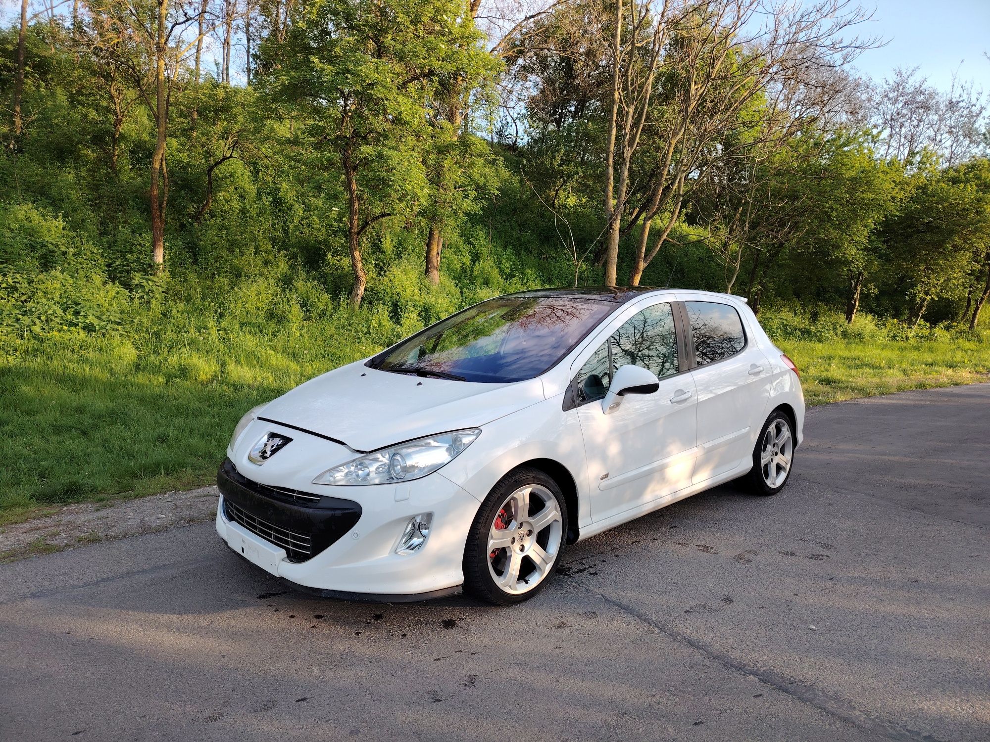 Peugeot 308 GTI .