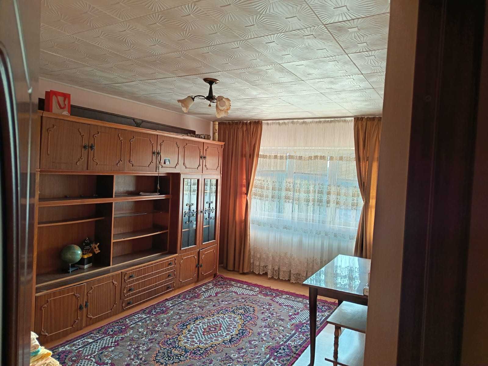 Vand apartament 3 camere, decomantat, etaj 3