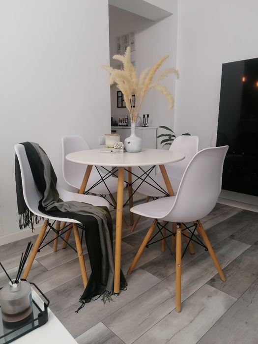 Masă rotundă cu 4 scaune