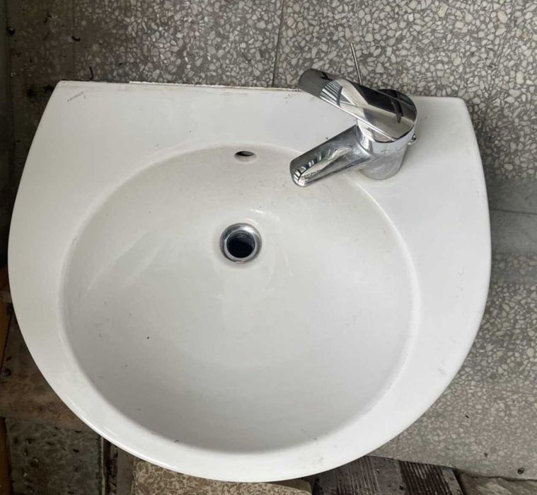 Смесител Grohe и керамична мивка