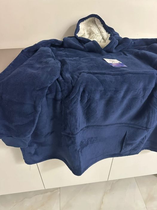 Дебело зимно одеяло с ръкави и качулка