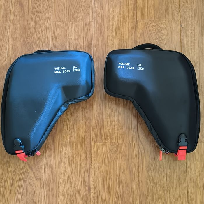 Genți laterale pentru masca radiator destinate BMW R 1300 GS Adventure