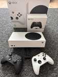 Xbox Series S + 2 controllere originale – Stare ca Nou!
