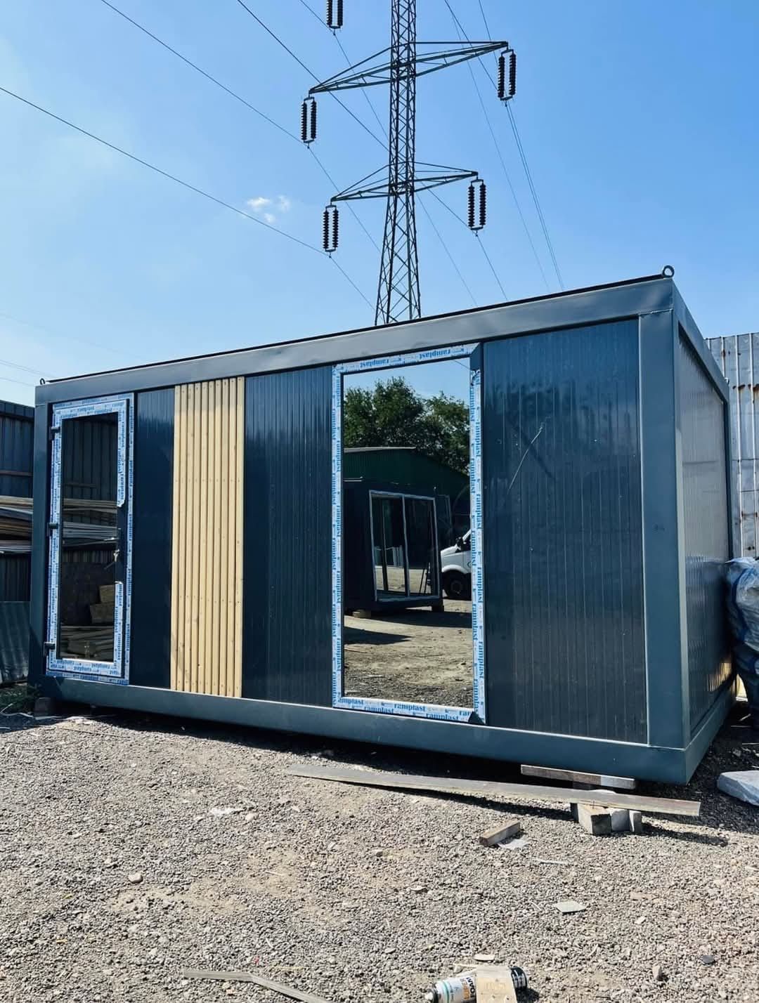 Vând.garaje auto din panouri sandwichi case pergole structuri metalice