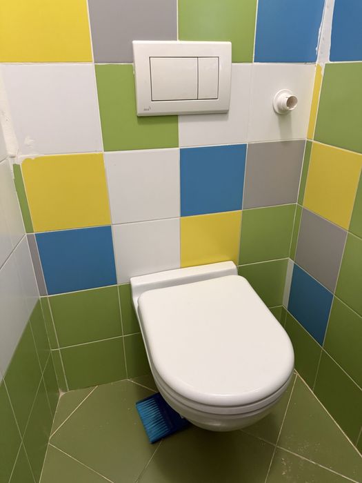 Унитаз с инсталяцией и раковиной