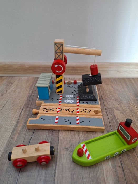 НОВИ дървени играчки - кран, пъзел