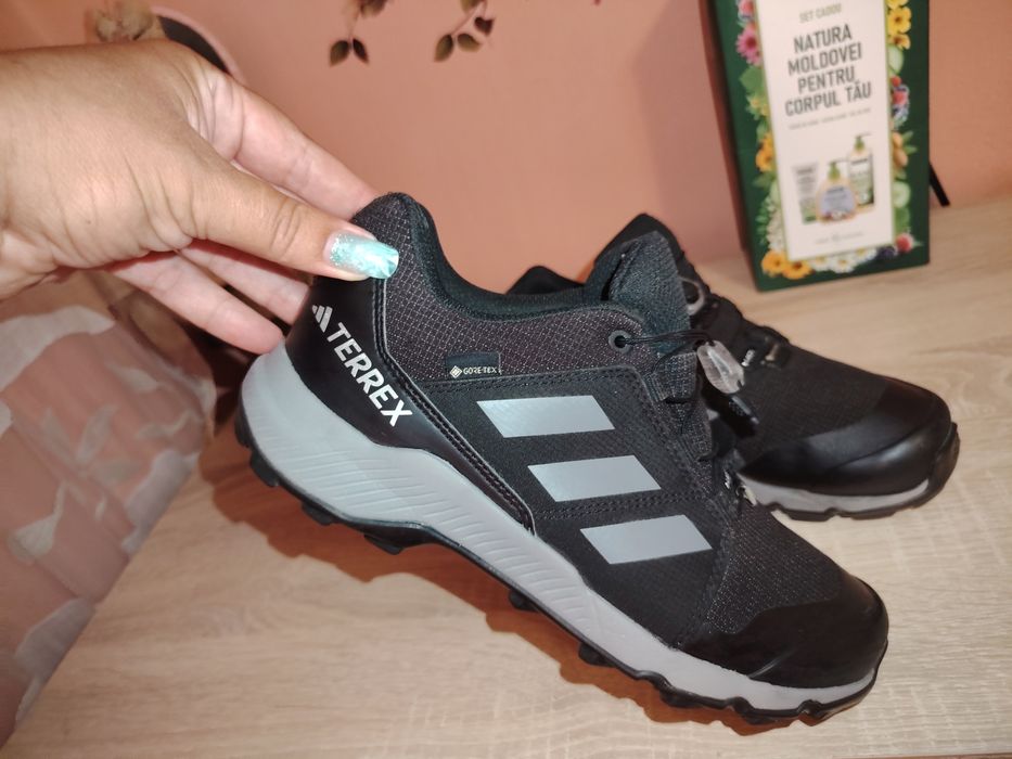 Adidas original impermeabil  in stare foarte buna arimea 37 originali.