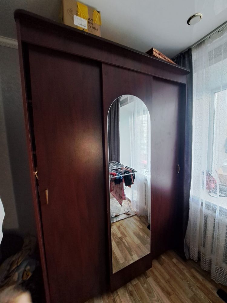 Продам шкаф купэ с комодом