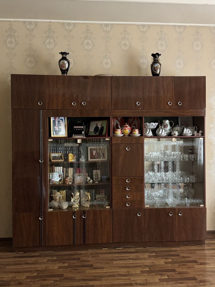 Продаётся стенка (шкаф-сервант)