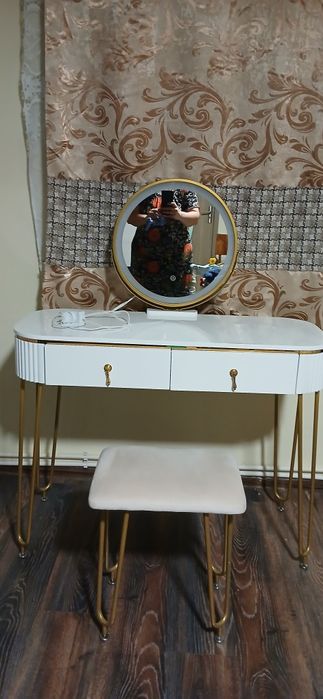 Masă de toaletă cu oglinda iluminată pt  doamne.