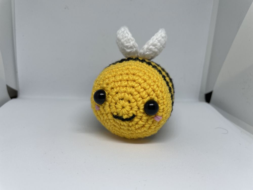 Ръчно изплетена плюшена играчка - пчела