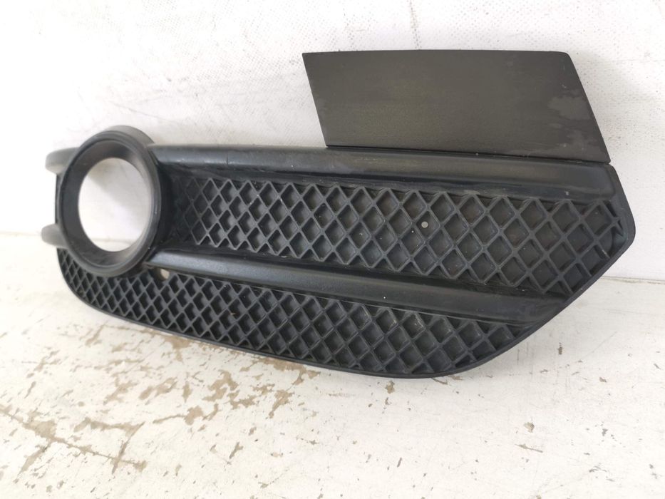 Ауди Q3 / Audi Q3 [ - ] Оригинална предна решетка (дясна страна) в доб