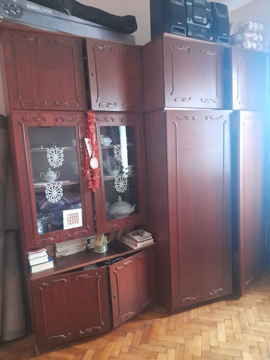 Mobila cu dulap mare și vitrina