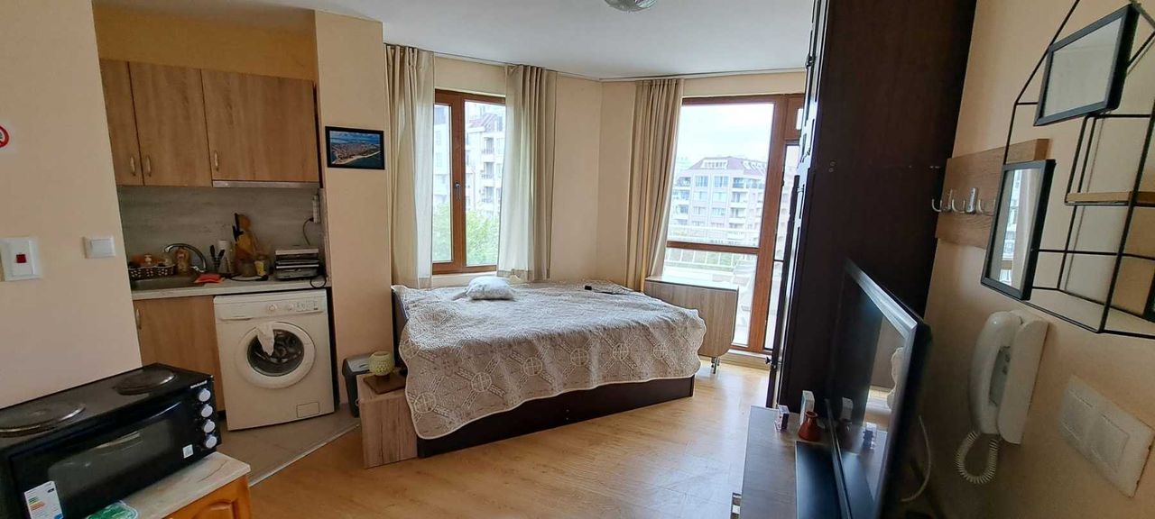 Продава се Едностаен апартамент в Бургас, Лазур - 30 кв.м за 1394 €/кв.м - Снимка #2