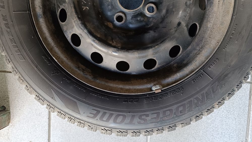 Автомобилни зимни гуми bridgestone 195/60/15