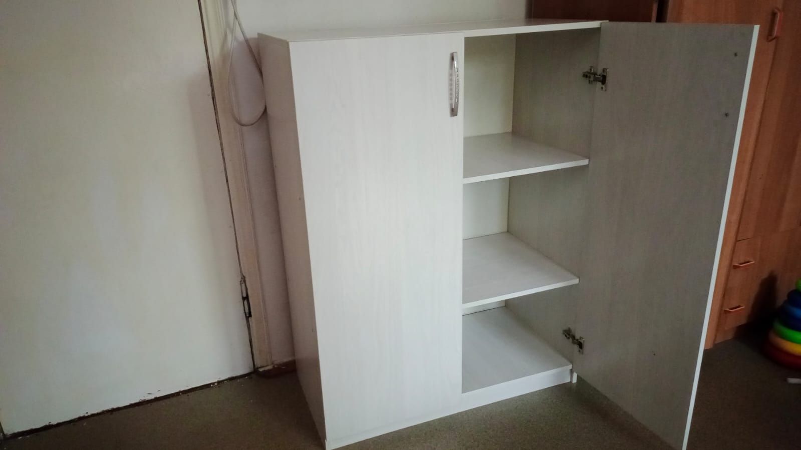 Продам шкаф белый
