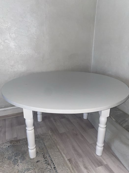 круглый стол.С высокими ножками.