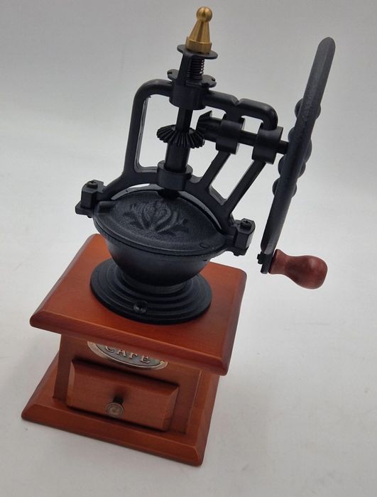 De vanzare, Râșniță de cafea veche manuală de tip Vintage ,"Colecție".