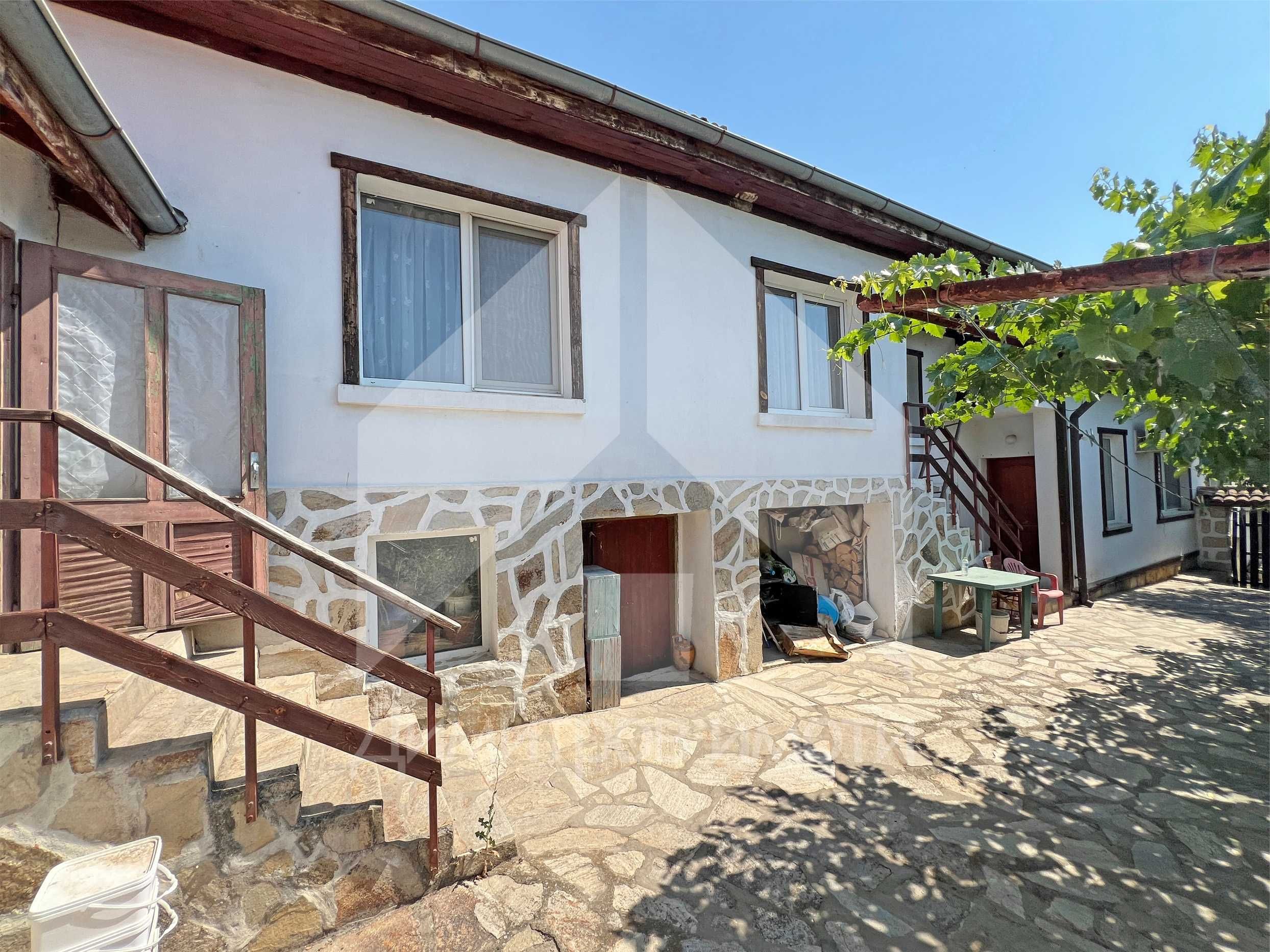 Продава се имение с площ от 4,5 дка в с. Войвода (общ. Нови пазар).
