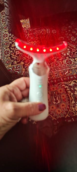 Уред за шия за терапия против отпуснатост и бръчки .