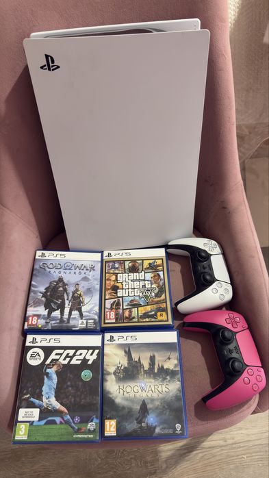 PlayStation 5 с 2 джойстика и 4 игри